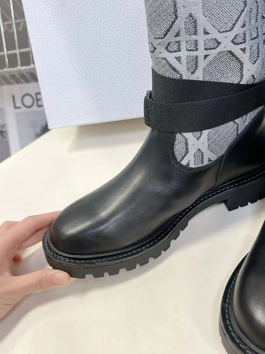 👟👟Ex-factory price 560👟👟 Dior color-blocking new boots for autumn and winter, the latest electric embroidery color-blocking letter logo for autumn and winter, round-toe high-top knight boots for women, Material: first-layer cowhide stitched with electric embroidery fabric, sheepskin lining for feet, original molded TPU outsole Size: 35-40 yards